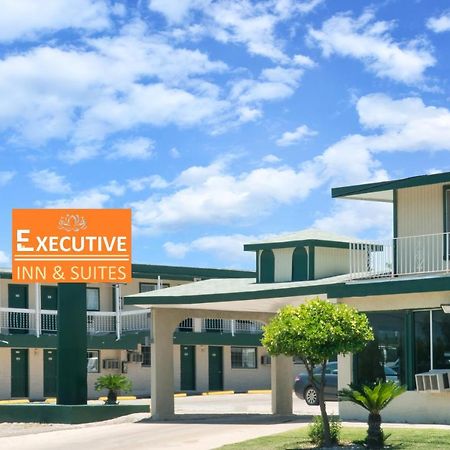 Executive Inn & Kitchenette Suites-Игъл Пас Екстериор снимка