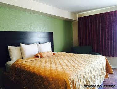 Executive Inn & Kitchenette Suites-Игъл Пас Екстериор снимка